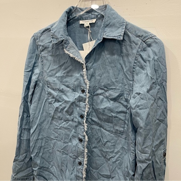 BeachLunchLounge Harlow Denim Shirt Medium Wash Frayed Trim Size Small - Picture 10 of 13
